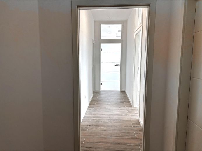 Ist Ihr Büro zu heiß?  Das 115m2 TRAUMBÜRO ist so gut isoliert, dass Sie keine Klima brauchen – Flur mit Design Glastüren