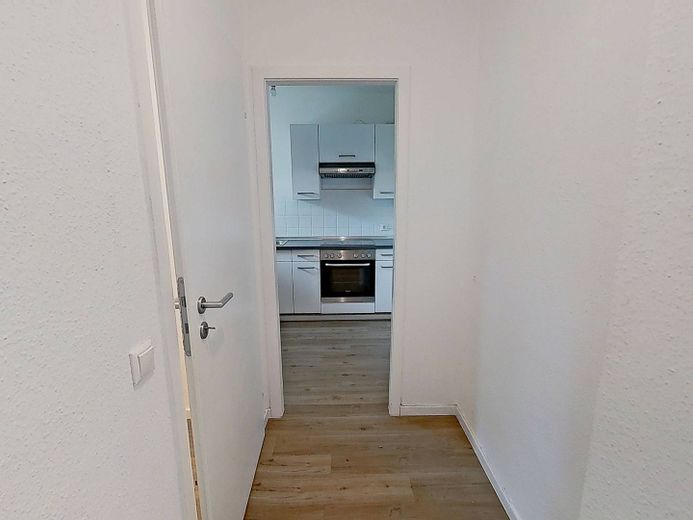 Gut geschnittene 2-Zi.-Whg. mit BALKON und EBK – Flur