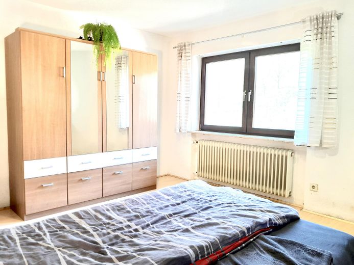 "Singles, Azubis und Berufspendler aufgepasst - Dein Raum - Dein Stil - Dein Zuhause" – Geräumiges Schlafzimmer