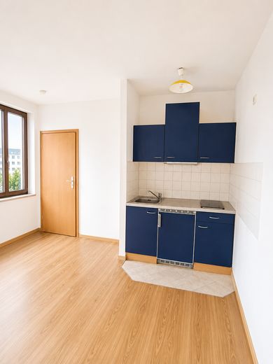 Clevere Kapitalanlage: Charmante 1-Zimmer-Wohnung in der Nähe historischer Kirche – Wohnzimmer