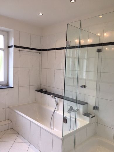 Badezimmer mit Wanne u. Dusche