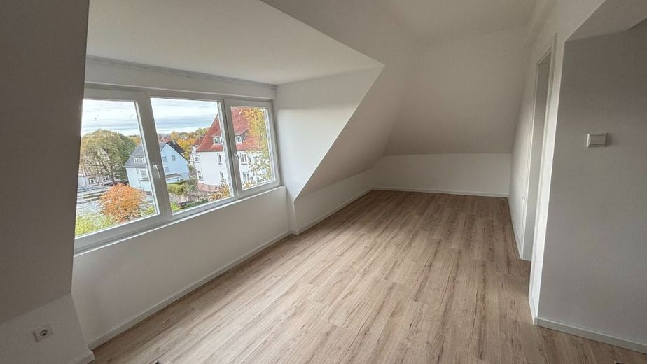 2-Zimmer-Dachgeschosswohnung in zentraler Wohnlage – Wohnbereich - www.immobilien-heise.de