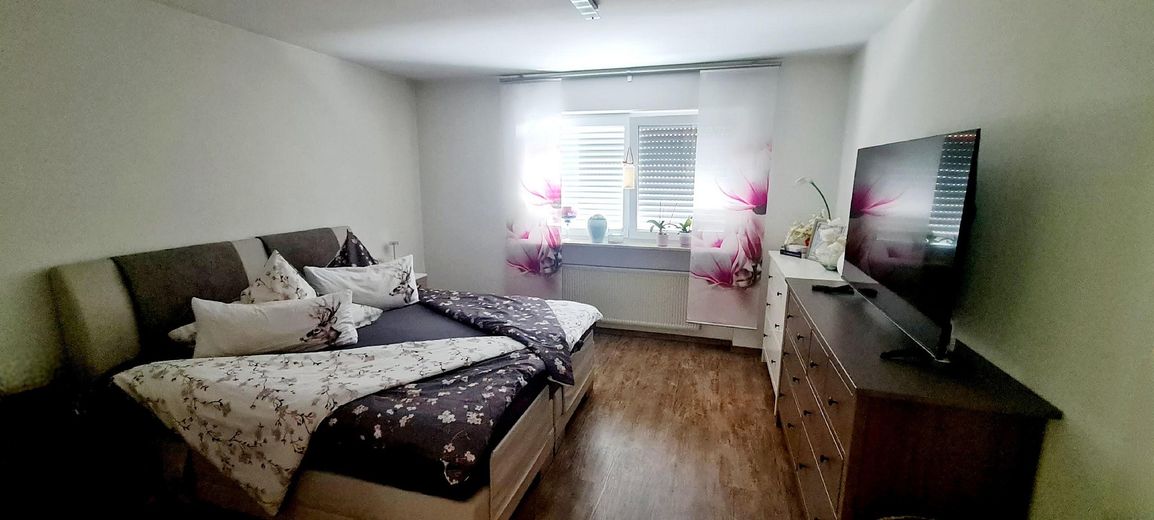 Provisionsfreies Einfamilienhaus in Wittislingen: 2.190m² Traumgrund, Außenpool, Whirlpool & Sauna – Schlafzimmer