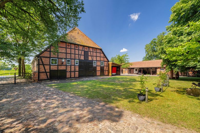 Exkl. Anwesen, Family-Office oder Pferdehof nur 64 km von Hamburg - max. bis 30 ha Eigenland möglich – Hofanlage mit großer Scheune