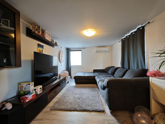 Dom dla 5 rodzin z potencjałem rozbudowy na sprzedaż – Wohnzimmer WE 4