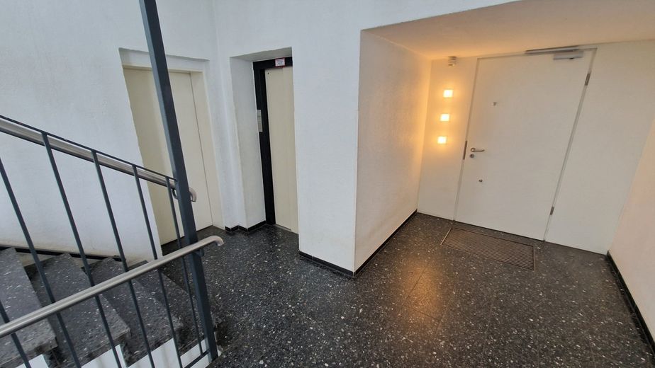 Treppenhaus Eingang/Aufzug