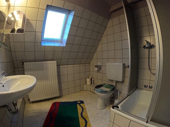 Gepflegte Doppelhaushälfte in Duisburg-Bergheim – Badezimmer Studio