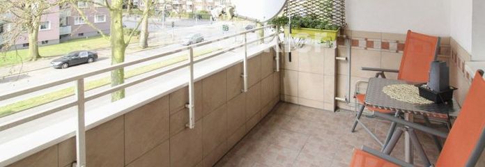 موقع مركزي وراحة – شقة من 3 غرف مع شرفة في دويسبورغ-نوي مول