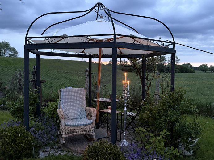 Ein Stück vom Paradies in Elb-Nähe - saniertes Bauernhaus mit Vintage-Charme – Pavillon am Abend