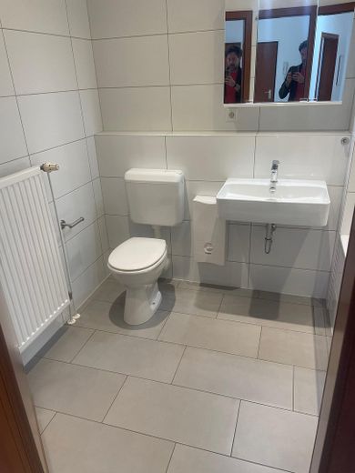 Helle 3,5-Zimmerwohnung mit komplett saniertem Badewannebad mit Fenster und sonnigem SÜD-WEST-Balkon – Badezimmer