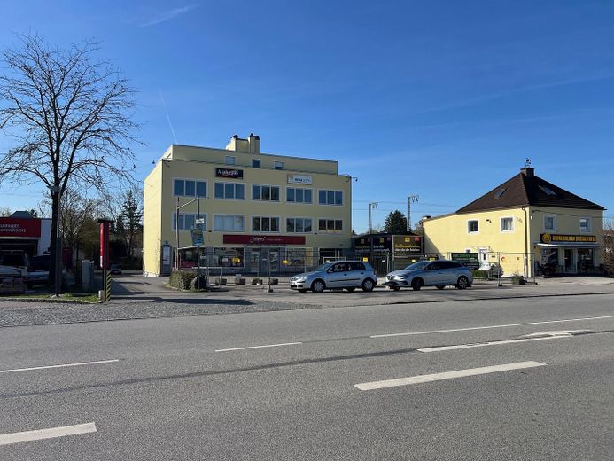 Area scoperta direttamente sulla Bodenseestraße e sulla stazione della S-Bahn – Foto 1