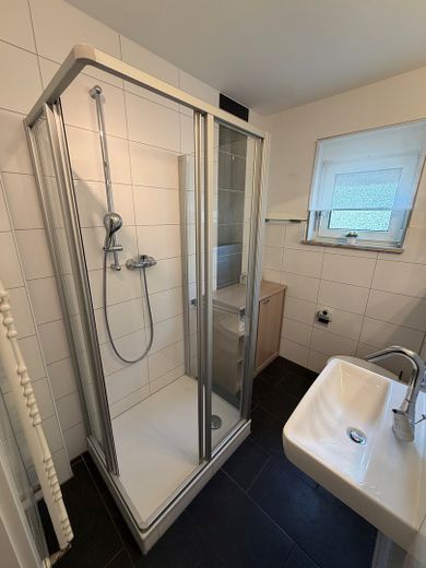 2‑Zimmer‑EG-Wohnung ideal als Kapitalanlage oder Eigennutzung – Badezimmer