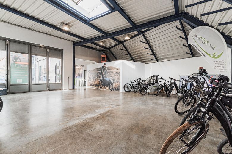 Representatieve bedrijfslocatie met showroom, productie, werkplaats en opslaghal te huur – Lager/Werkstatt