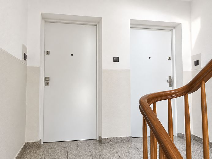 Hello 3-Zi-Wohnung im DG mit Einbauküche (EBK) – Treppenhaus