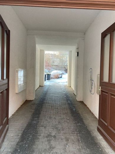 Gemütliche 2-Zi. mit Laminat, Balkon, EBK und Wannenbad in sehr guter Lage! – Durchfahrt