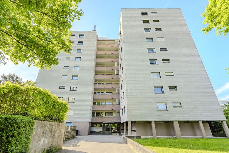 Einziehen und wohlfühlen – stilvolle 2,5-Zi-ETW mit Balkon, Erstbezug nach Kernsan., provisionsfr. – Vorderansicht, KI