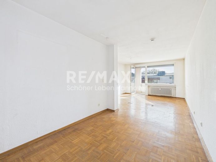 *reserviert* Renovierungsbedürftige, sonnige 3 Zimmer- Wohnung – Wohnzimmer