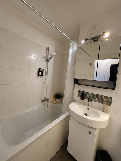 VANAF AUG 2027: Stijlvol gemeubileerd appartement | Tijdelijk wonen | Gemeubileerd wonen in Sachsenhausen – Bad mit Badewanne und Dusche