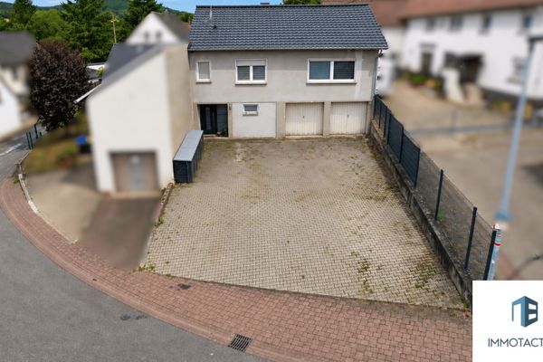 Einfamilienhaus mit Balkon, viel Nutzfläche, zwei Garagen und drei Außenstellplätzen in Seibersbach