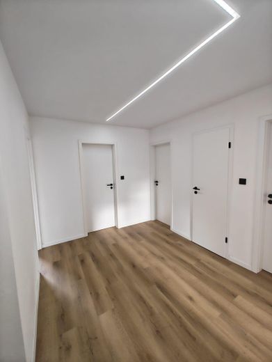 Hochwertig kernsanierte 3-Zimmer-Wohnung mit Loggia und Stellplatz in Nürnberg-Zabo – Flur