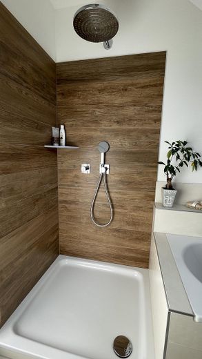 Ancienne ferme, nouvel art de vivre ! Magnifique appartement duplex moderne de 3 pièces. – Dusche Bad oben