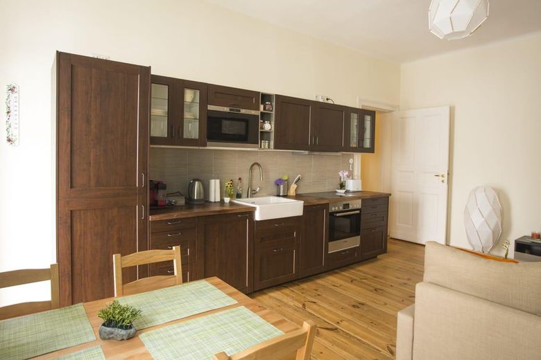 Provisionsfreie, bezugsfreie und gemütliche 2-Zimmer-Wohnung im Herzen von Berlin-Mitte – Küche und Essbereich