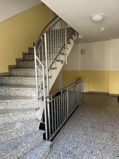 Moderno appartamento al piano terra di 3,5 locali con giardino e seminterrato in posizione TOP a IN-Süd, vicino alla stazione centrale – Treppenhaus EG
