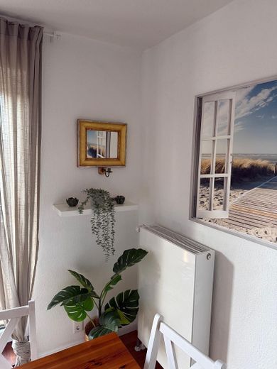 Schöne Ferienwohnung / Eigentumswohnung am Pönitzer See (Nähe Scharbeutz) – Essecke mit neuem Heizkörper