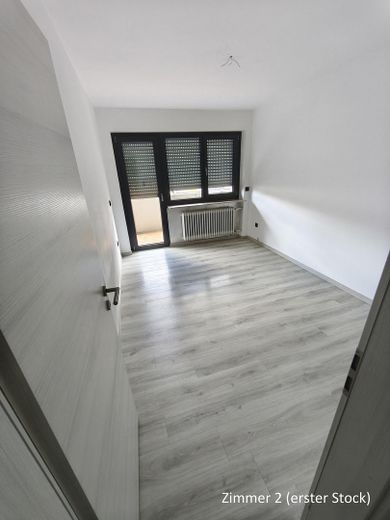 Zimmer 2 + Balkon 1. Stock