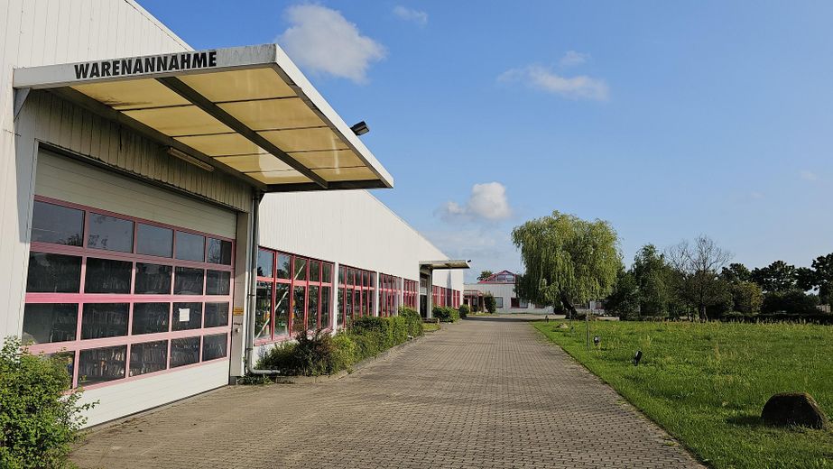 Blick auf Halle und Büro