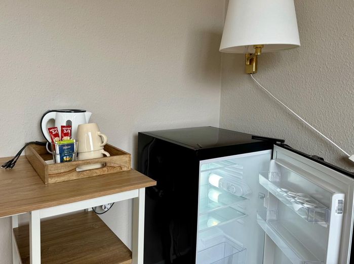 Dein Traum - eine eigene Pension an der Ostseeküste! – Kühlschrank in jedem Zimmer