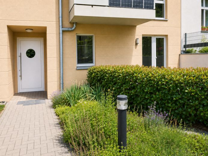Appartement avec jardin à Oberschöneweide : 3 pièces, deux terrasses et cuisine équipée – Photo 1