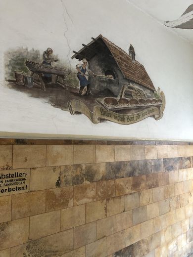 Stilvoll kernsanierter 2-Zi-Altbau – Hauseingang