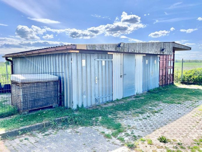 Drei Lagercontainer gehören dazu