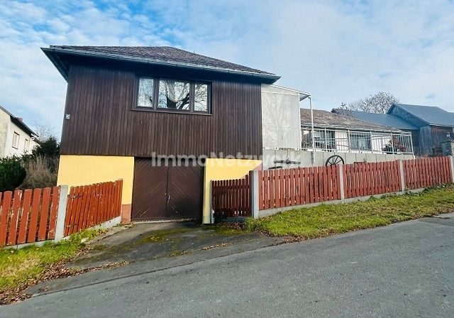*Ländlicher Bungalow mit viel Potenzial - auf einer Ebene wohnen, naturnah leben* – Ansicht Haus Garage