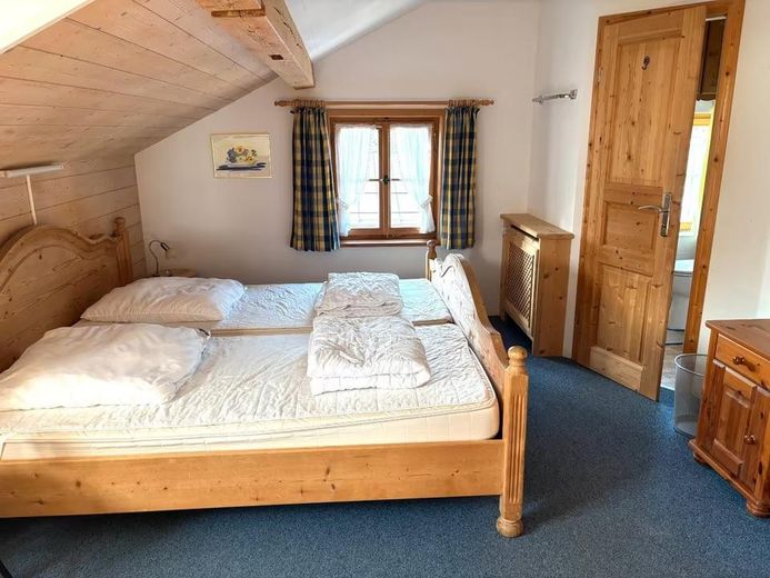Louer un appartement meublé de 2 pièces dans un emplacement privilégié à Schliersee pour 1 à 6 mois à partir du 15.9.26 – Wohn/Schlafzimmer