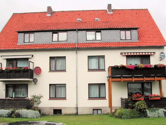 Vermietetes 6-Familienwohnhaus mit Garagen in ruhiger Wohnlage - Delligsen – Heise Immobilien - www.immobilien-heise.de