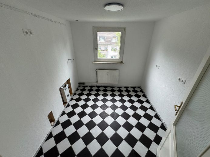 Attraente appartamento di 3 locali appena ristrutturato in un condominio ben tenuto – Helle, große Küche