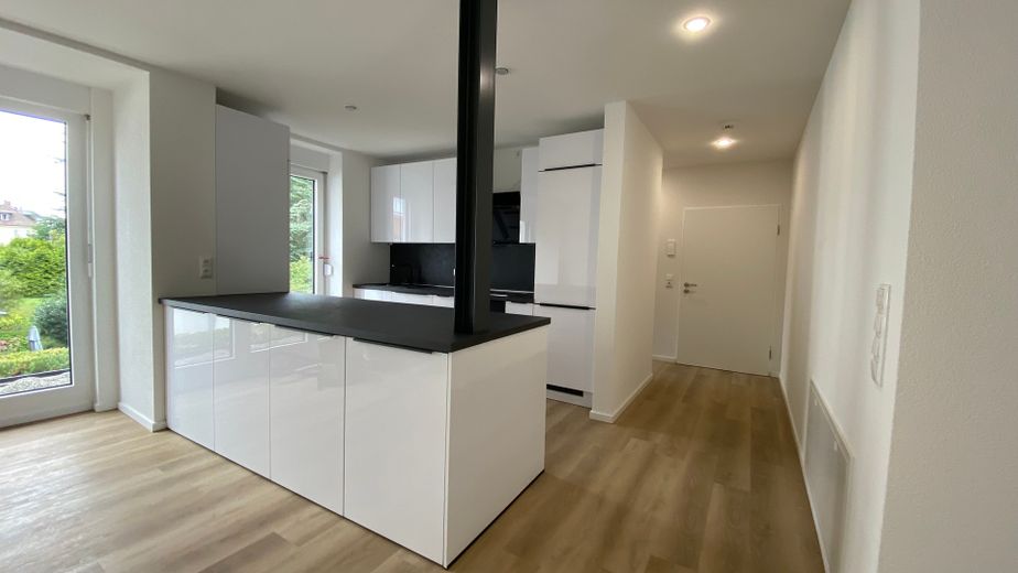 4-Zimmerwohnung in Traumlage mit Kachelofen, Balkon, Dachterrasse, Gästebad und Garage – Küche und Flur