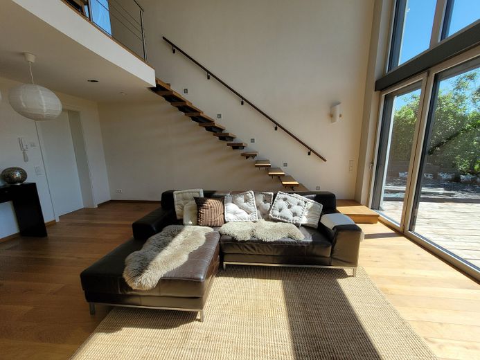 Wohnzimmer mit Treppe