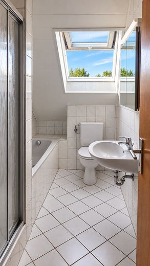 Gemütliche 3-Zimmer-Dachgeschosswohnung mit Balkon und Blick ins Grüne in Reinheim – Bad