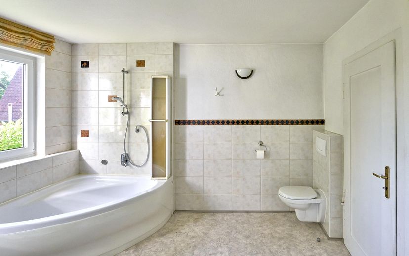 Badezimmer mit WC + Badewanne