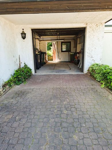 Garage mit Stellplatz davor