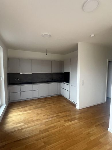 Exklusive neuwertige 3-Zimmer-Wohnung mit schönem Balkon von PRIVAT! – Einbauküche Bild 3