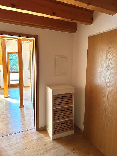 Nähe Basel | 2 Stellplätze inklusive | DG-Wohnung mit Empore | provisionsfrei – Flur mit Blick in Wohnbereich
