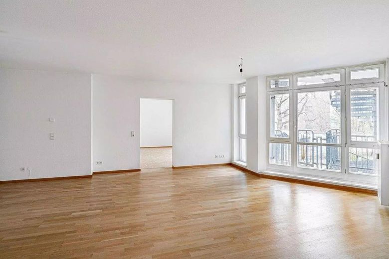Frisch renoviert: Großzügige 140 m² Etagenwohnung mit Süd-Balkon, Parkett, Duschbad & TG-Stellplatz – Wohnzimmer mit Süd-Balkon