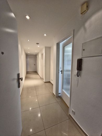 Sprzedaż prywatna: Eleganckie 3-pokojowe mieszkanie z balkonem w Bietigheim-Bissingen – Flur