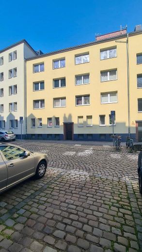 Moderne 2-Zimmerwohnung in zentraler Lage von Kiel Exerzierplatz - umfassend renoviert – Haus Straßenseite