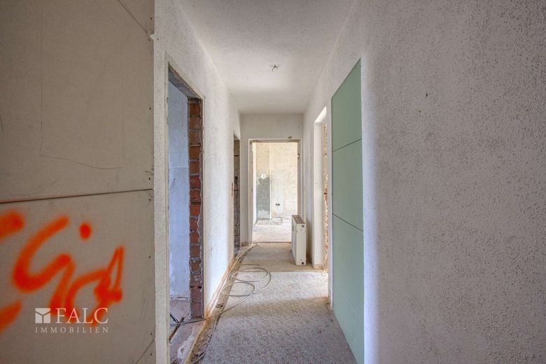 Provisionsfrei: Mehrfamiliendoppelhaus mit 10 Wohneinheiten - attraktives Entwicklungspotenzial – Haus B - Flur