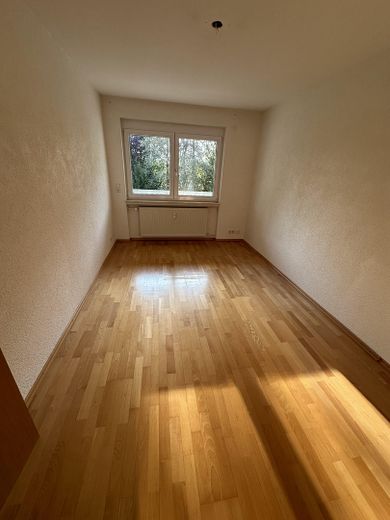 Modernisierte 3-Zimmer-Wohnung mit Balkon und Blick ins Grüne – Schlafzimmer